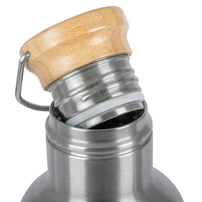 Petromax Thermoflasche - 1 l, Edelstahl, Ø x H: 11,2 x 25,1 cm - Detailaufnahme einer Edelstahlwasserflasche mit Bambusdeckel, die hochwertige Verarbeitung und das nachhaltige Design hervorhebt.
