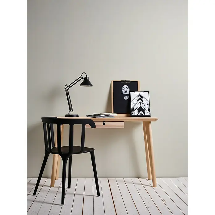 A.S. Création Ethnic Origin Vliestapete I - Beige, Uni, 10,05 x 0,53 m - Elegantes Arbeitszimmer mit einem schlichten Holzschreibtisch, einer schwarzen Schreibtischlampe und einem modernen schwarzen Stuhl.
