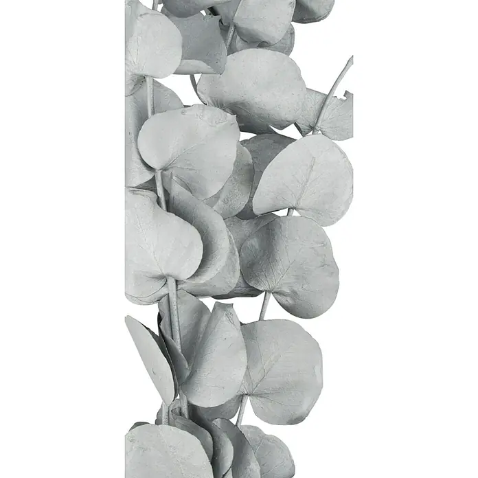 Ramo de flores secas Eucalipto - Largo: 76 cm, Plata - Primer plano de hojas de eucalipto artificiales en tonos monocromos, destacando la textura y la forma de las hojas.