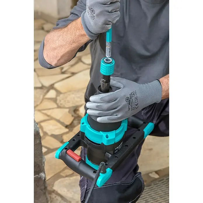 Collomix Nachrüstsatz Easy - Passend für: Handrührwerke mit M14-Innengewinde - Detailaufnahme einer Person, die mit Handschuhen ein Werkzeug mit blau-schwarzem Design bedient. Präzision und Schutz bei der Arbeit.