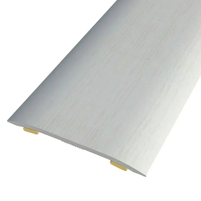 Baglinox Junta de transición Roble - 70 - 90 cm x 38 mm, Pegado - Primer plano de un zócalo blanco con detalles dorados, que combina diseño moderno con funcionalidad.