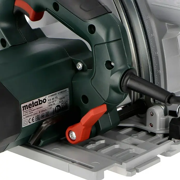 Metabo Handkreissäge KS 66FS1.500 W, Durchmesser Sägeblatt: 190 mm, Schnitttiefe bei 90 °: 66 mm - Detailaufnahme der Metabo KS 66 FS Kreissäge, die Leistung und Präzision vereint. Ideal für präzise Schnitte bei Holzbearbeitungsprojekten.