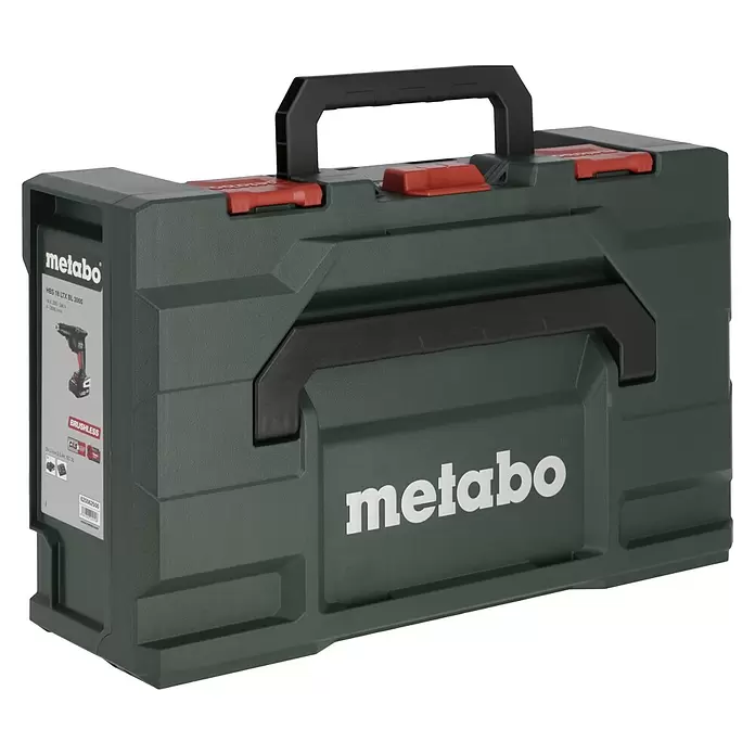 Metabo CAS 18V Atornillador para placas de yeso de batería HBS 18 LTX BL 3000 - 18 V, 2 baterías, 2 Ah - Maleta de herramientas Metabo verde oscuro con cierres rojos y asas negras, con una etiqueta de producto en el lateral.