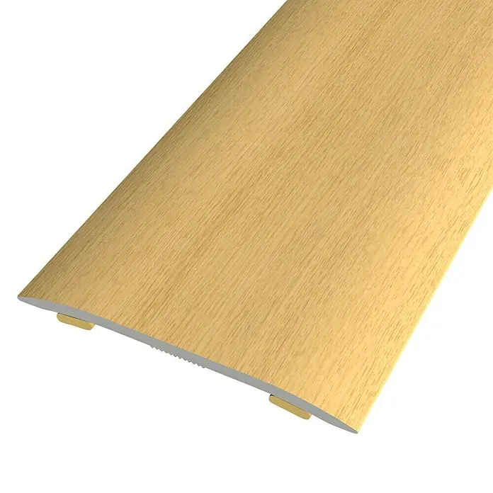 Baglinox Junta de transición Roble - 33 - 90 cm x 38 mm x 2,3 mm, Aluminio - Primer plano de un zócalo con un efecto de veta de madera clara, ideal para interiores modernos y elegantes. Perfecto para la transición pared-suelo.