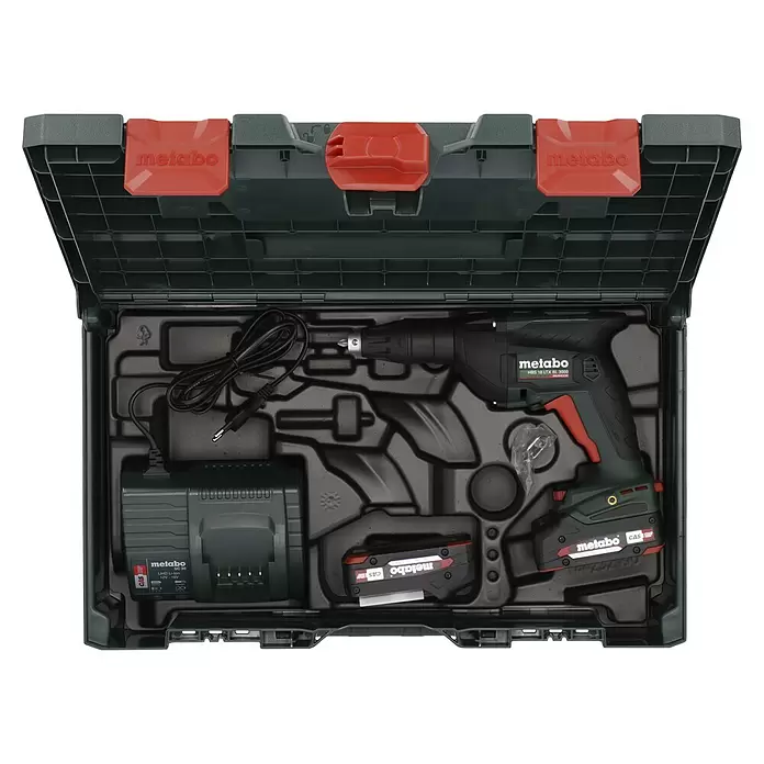 Metabo CAS 18V Atornillador para placas de yeso de batería HBS 18 LTX BL 3000 - 18 V, 2 baterías, 2 Ah - Kit destornillador sin cable Metabo HBS 18 LTX BL 3000 para pladur en maleta verde oscura abierta, con destornillador, dos baterías y cargador.