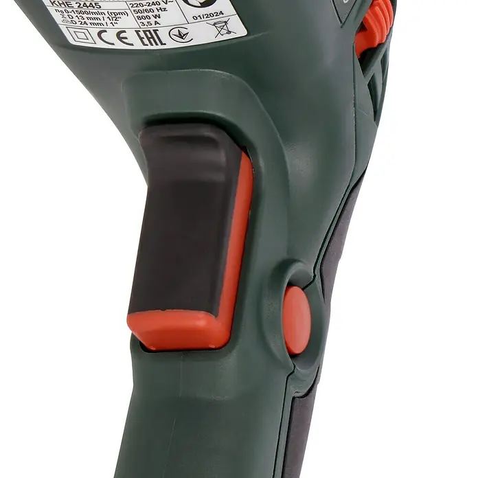 Metabo Kombihammer KHE 2445 - 800 W, 2,4 J, SDS-Plus-Aufnahme - Detailaufnahme einer grünen Bohrmaschine mit rotem Akzent und schwarzem Schalter, Typ KHE 2445, mit technischen Daten.