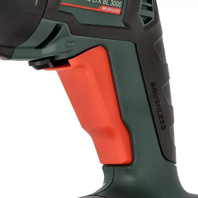 Metabo CAS 18V Atornillador para placas de yeso de batería HBS 18 LTX BL 3000 - 18 V, 2 baterías, 2 Ah - Primer plano del cuerpo de una herramienta eléctrica verde oscuro y negra con empuñadura de goma naranja. El texto 'BRUSHLESS' es visible.
