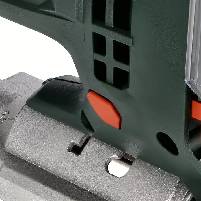 Metabo Caladora eléctrica STEB 100 Quick - 1.000 /min - 3.100 /min, Profundidad de corte máx. en madera: 100 mm, Número de niveles de elevación del péndulo: 4 ud. - Primer plano de una sierra de calar verde oscuro con botón naranja y base metálica plateada.