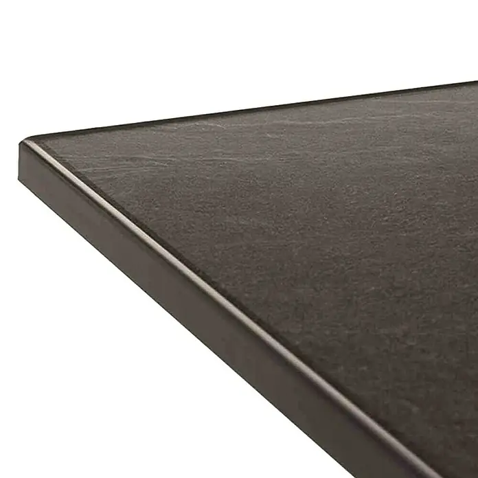 Sieger Boulevard Balkontisch rund - Ø x H: 68 x 72 cm, Stahl, Vivodur, Klappbar, Eisengrau/Anthrazit - Nahaufnahme einer dunklen Tischplatte mit einer glatten, abgerundeten Kante, die die Textur des Materials hervorhebt.