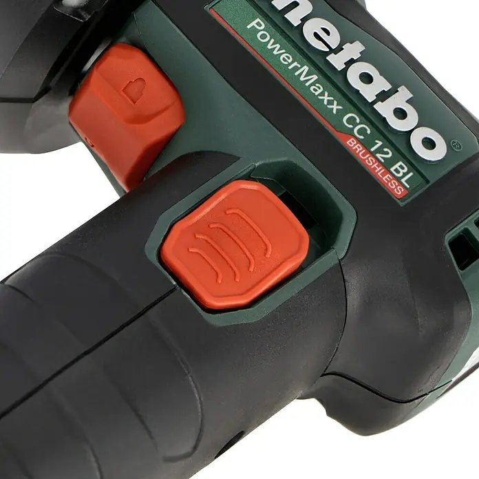 Metabo Akku-Winkelschleifer PowerMaxx CC 12 B - 2 Akkus, 2 Ah, Durchmesser Scheibe: 76 mm - Nahaufnahme eines Metabo PowerMaxx CC 12 BL Akku-Winkelschleifers mit rotem Knopf. Kompaktes, kabelloses Werkzeug für Schleifarbeiten.