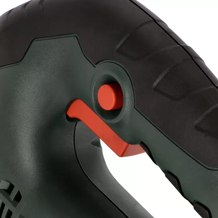 Metabo Caladora eléctrica STEB 100 Quick - 1.000 /min - 3.100 /min, Profundidad de corte máx. en madera: 100 mm, Número de niveles de elevación del péndulo: 4 ud. - Empuñadura verde oscuro y negra de una herramienta eléctrica con gatillo naranja y botón de seguridad rojo.