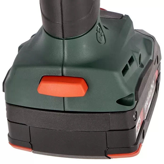 Metabo CAS 18V Atornillador para placas de yeso de batería HBS 18 LTX BL 3000 - 18 V, 2 baterías, 2 Ah - Primer plano de la base de una herramienta eléctrica verde oscuro con batería negra y botón de liberación naranja.