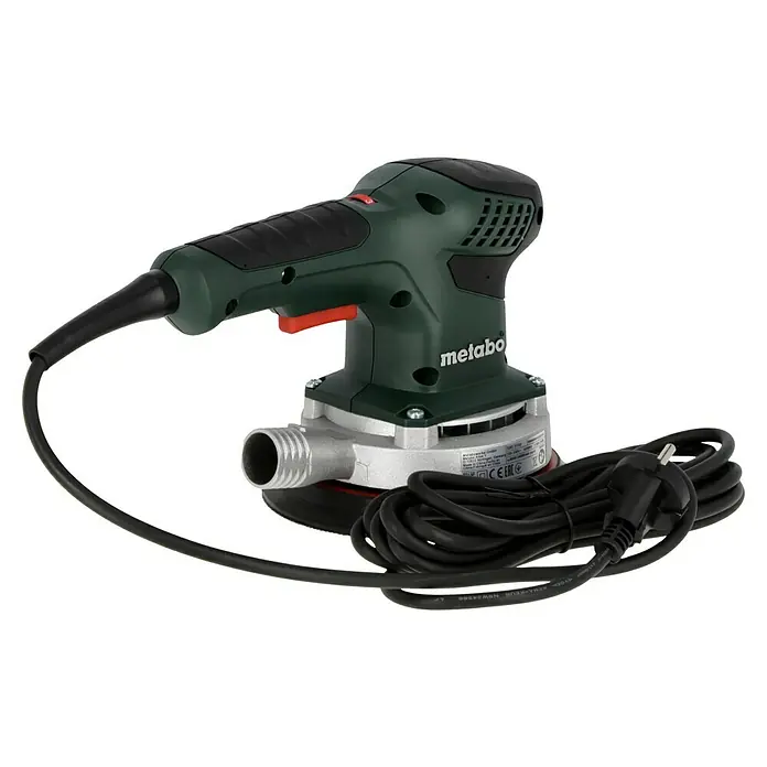 Metabo Exzenterschleifer SXE 3150 - 310 W, Durchmesser Schleifteller: 150 mm - Nahaufnahme eines Metabo Exzenterschleifers mit Stromkabel auf schwarzem Hintergrund, ideal für feine Schleifarbeiten.