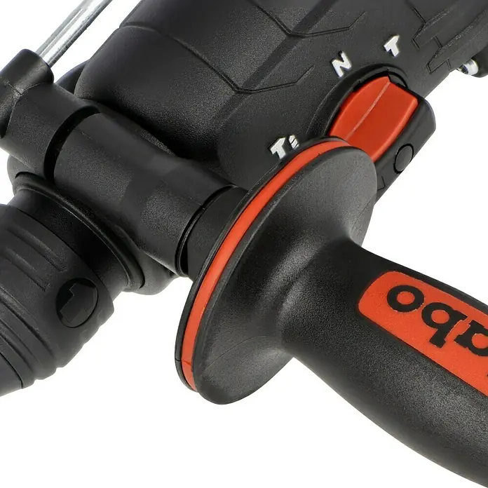 Metabo Kombihammer KHE 2445 - 800 W, 2,4 J, SDS-Plus-Aufnahme - Nahaufnahme eines schwarzen Bohrhammers mit rotem Detail am Griff und Schalter.