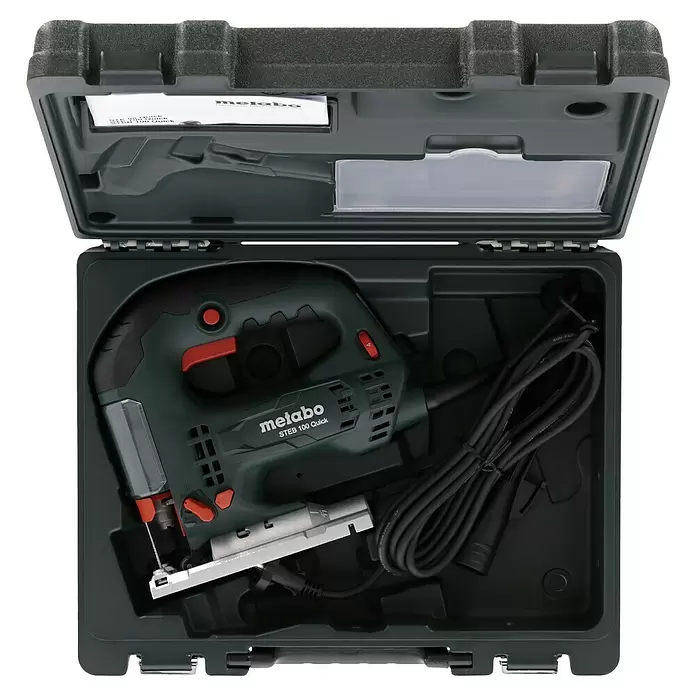 Metabo Caladora eléctrica STEB 100 Quick - 1.000 /min - 3.100 /min, Profundidad de corte máx. en madera: 100 mm, Número de niveles de elevación del péndulo: 4 ud. - Sierra de calar Metabo STEB 100 Quick verde oscuro y negro, con cable de alimentación, en un estuche rígido abierto.