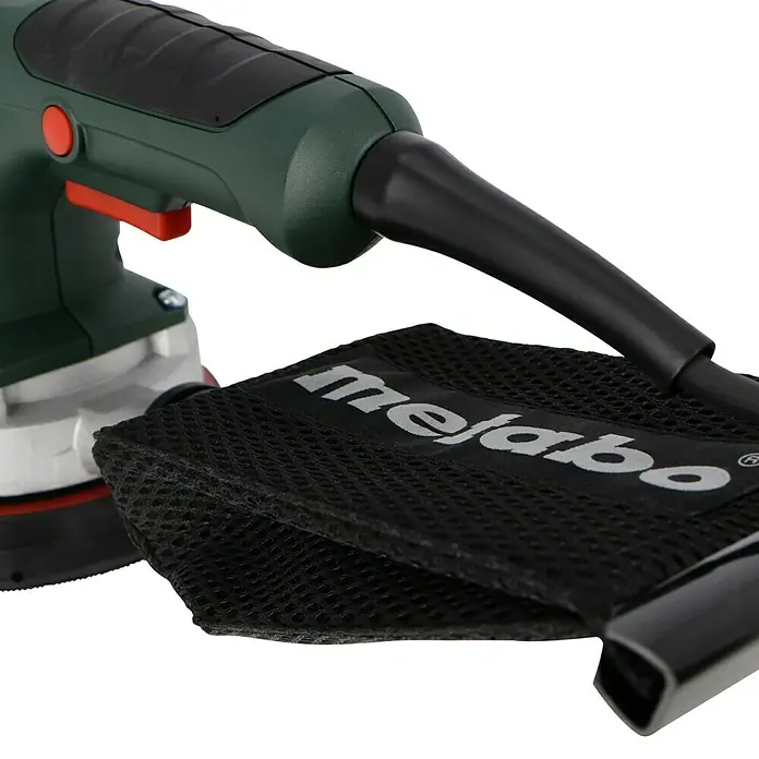 Metabo Exzenterschleifer SXE 3150 - 310 W, Durchmesser Schleifteller: 150 mm - Nahaufnahme eines Metabo Exzenterschleifers mit Staubbeutel. Perfekt für professionelle Schleifarbeiten mit effizienter Staubabsaugung.