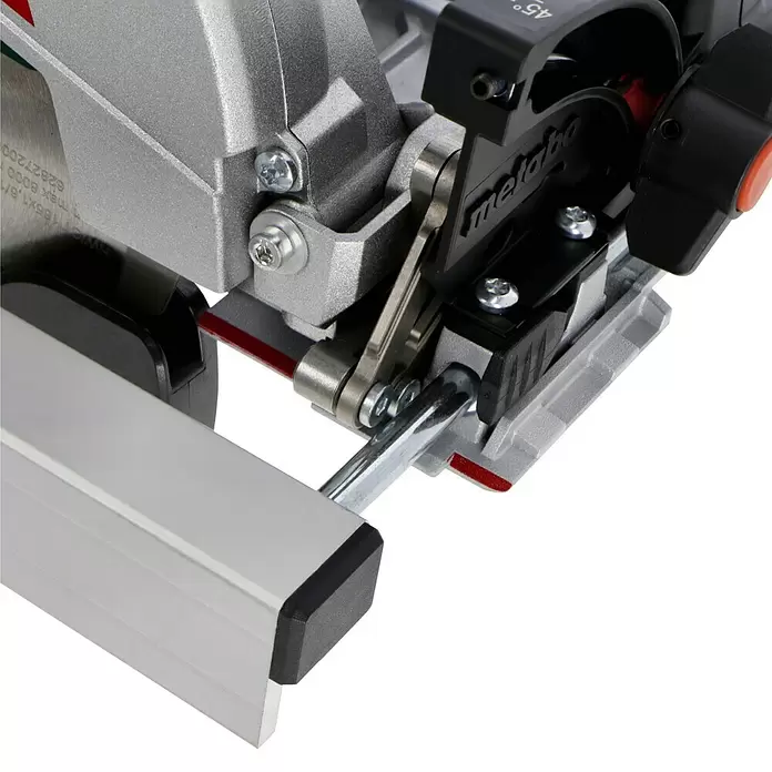 Metabo CAS 18V Sierra circular de batería KS 18 LTX 66 BL - 18 V, Sin batería, 4.800 r.p.m. - Primer plano de la placa base de metal gris y el accesorio del riel guía de una sierra circular Metabo con componentes negros y marcas rojas.