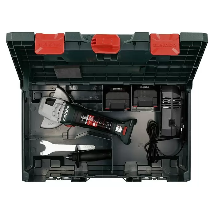 Metabo CAS 18V Amoladora angular de batería W 18 LT BL 11-125 - 18 V, 2 baterías, 4 Ah, Diámetro disco: 125 mm - Maletín Metabo verde oscuro abierto con una amoladora angular a batería gris y verde, dos baterías, cargador, llave y empuñadura.