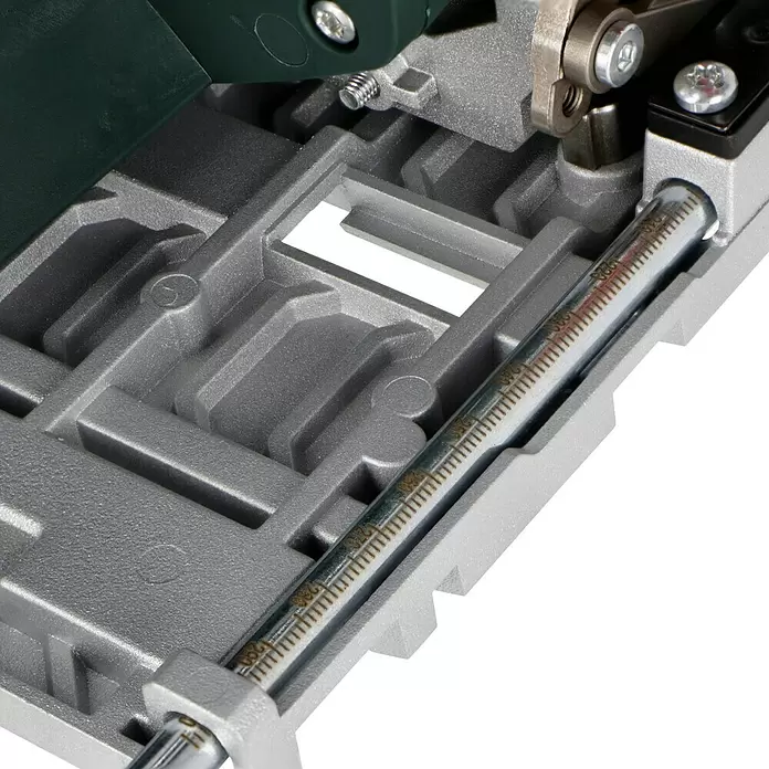 Metabo CAS 18V Sierra circular de batería KS 18 LTX 66 BL - 18 V, Sin batería, 4.800 r.p.m. - Primer plano de la carcasa verde oscura y la base de metal fundido plateado de una herramienta eléctrica, con varilla guía ajustable y graduada.