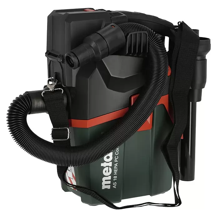 Metabo CAS 18V Akku-Nass-Trockensauger AS 18 HEPA PC Compact - 18 V, Ohne Akku, Behältervolumen: 6 l - Ein dunkelgrau-grüner Metabo Akku-Rucksackstaubsauger mit orangefarbenen Akzenten, schwarzem Schlauch und schwarzen Tragegurten.
