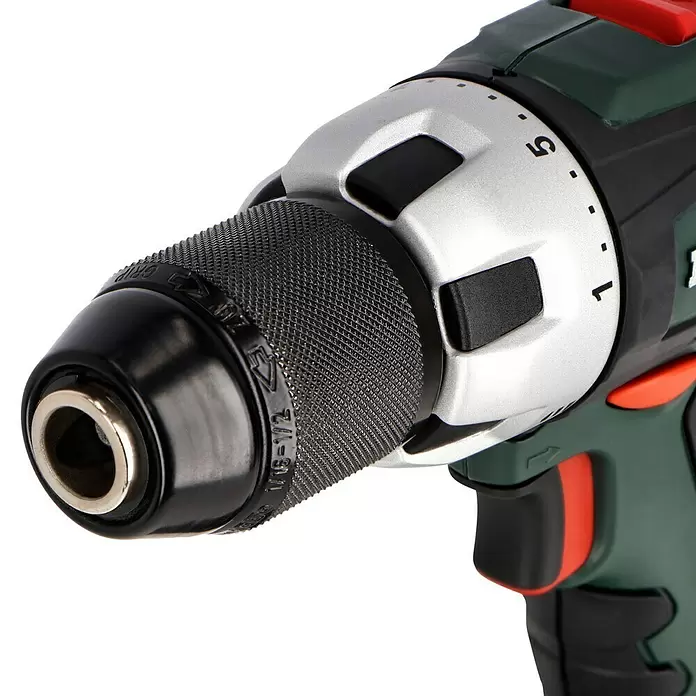 Metabo CAS 18V Taladro atornillador de batería BS 18 LT Compact - 18 V, 2 baterías, 2 Ah, 60 Nm - Primer plano del frontal de un taladro verde, plateado y negro, mostrando el anillo de par ajustable (1-5) y el portabrocas moleteado.