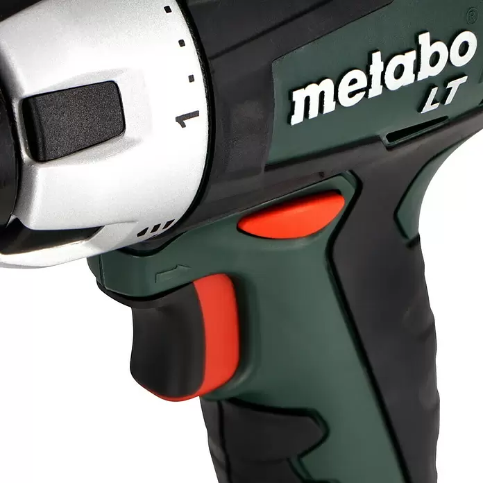Metabo CAS 18V Taladro atornillador de batería BS 18 LT Compact - 18 V, 2 baterías, 2 Ah, 60 Nm - Primer plano de un taladro inalámbrico Metabo LT verde oscuro y negro con carcasa plateada, mostrando el ajuste de embrague y el gatillo naranja.