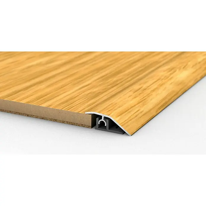 LOGOCLIC Anpassprofil 307 - Eiche Hell, 0,9 m x 44 mm, Montageart: Stecken - Detailaufnahme eines Laminatbodens mit einer Übergangsschiene, die einen sauberen Abschluss bildet und für einen optisch ansprechenden Übergang sorgt.
