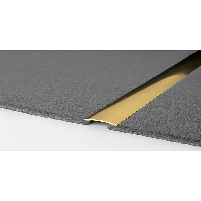 LOGOCLIC Übergangsprofil 124 - 1 m x 30 mm, Montageart: Kleben - Eine Nahaufnahme einer goldenen Übergangsschiene, die zwischen zwei grauen Teppichböden liegt und einen nahtlosen Übergang schafft.