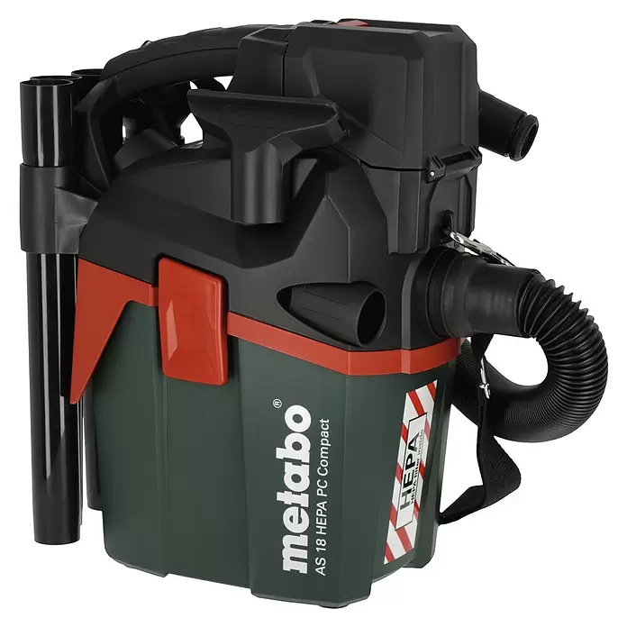 Metabo CAS 18V Akku-Nass-Trockensauger AS 18 HEPA PC Compact - 18 V, Ohne Akku, Behältervolumen: 6 l - Metabo AS 18 HEPA PC Compact Rucksacksauger in Dunkelgrün, Schwarz und Rot, mit Schlauch und Zubehörhaltern.