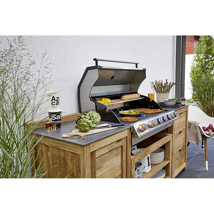 Sunfun Zoe Módulo de cocina exterior Armario con cajones - Marrón, An x Pr x Al: 58 x 63 x 92 cm, Madera de teca - Una elegante parrilla con gabinetes de madera y detalles de acero inoxidable, ideal para cocinar y asar al aire libre.