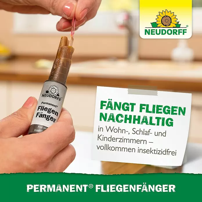 Neudorff Permanent Fliegenfänger - 4 Stk. - Eine Hand zieht einen klebrigen Fliegenfänger aus einer Neudorff Permanent Tube. Insektizidfreier Fliegenfänger für Innenräume.