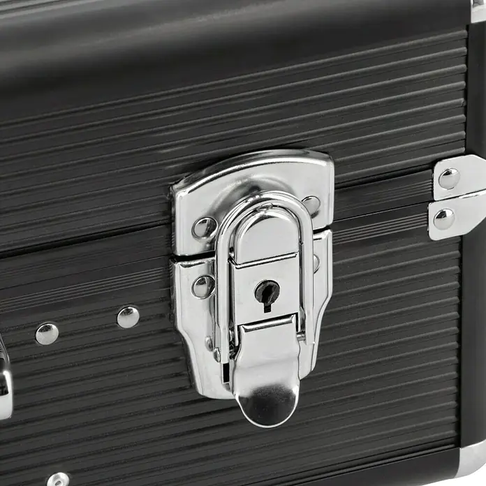 Alpha Tools Werkzeugkoffer - L x B x H: 450 x 305 x 167 mm, Aluminium, 119 -tlg. - Nahaufnahme eines schwarzen Werkzeugkoffers mit einem silbernen Verschluss, der das robuste Design und die sichere Aufbewahrung hervorhebt.