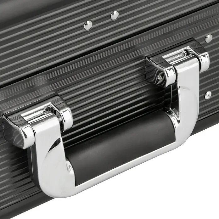 Alpha Tools Werkzeugkoffer - L x B x H: 450 x 305 x 167 mm, Aluminium, 119 -tlg. - Nahaufnahme eines Koffergriffs. Der Koffergriff ist aus Chrom und hat einen schwarzen Griff. Der Koffer ist schwarz mit horizontalen Linien.