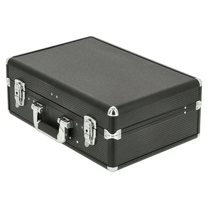 Alpha Tools Werkzeugkoffer - L x B x H: 450 x 305 x 167 mm, Aluminium, 119 -tlg. - Eine schwarze Aluminiumkiste mit silberfarbenen Beschlägen, ideal für den Transport empfindlicher Gegenstände. Der abschließbare Koffer schützt den Inhalt zuverlässig.