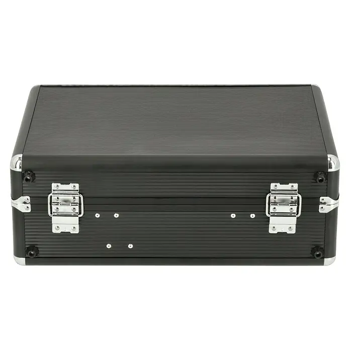 Alpha Tools Werkzeugkoffer - L x B x H: 450 x 305 x 167 mm, Aluminium, 119 -tlg. - Eine schwarze, robuste Aluminiumbox mit silbernen Verschlüssen und Beschlägen, ideal für den sicheren Transport wertvoller Gegenstände.
