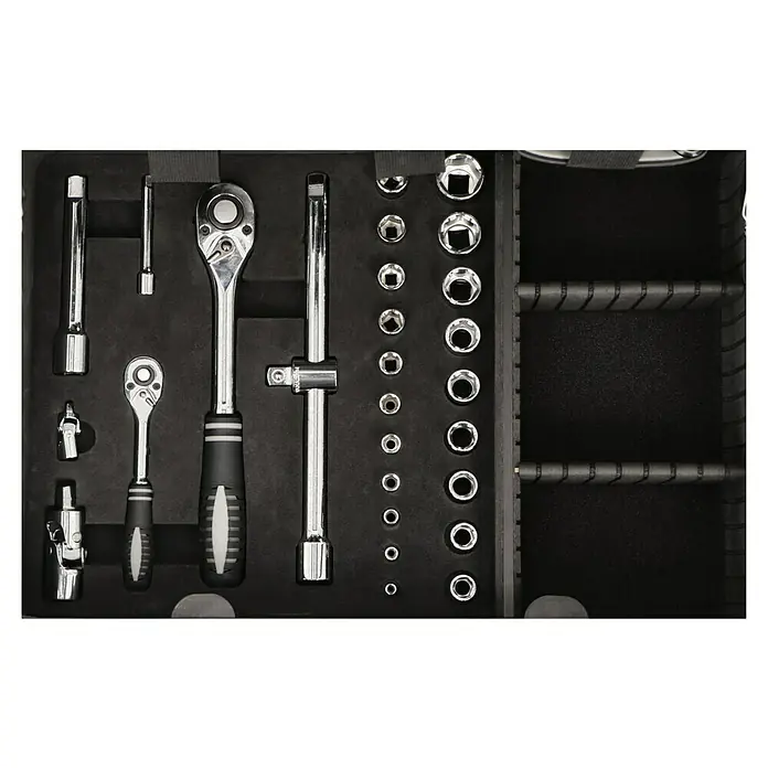 Alpha Tools Werkzeugkoffer - L x B x H: 450 x 305 x 167 mm, Aluminium, 119 -tlg. - Verschiedene Steckschlüssel, Ratschen und Verlängerungen in einem schwarzen Werkzeugkasten.