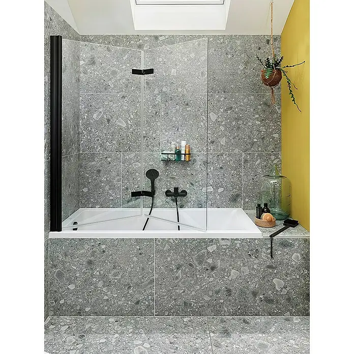 GEO Hit Pro Badewannenaufsatz B-PB400 - B x H: 140 x 150 cm, 2 Stk., Schwarz, DIN Anschlag: Rechts - Ein Badezimmer mit einer Badewanne mit einer schwarzen Duschwand und grauen Fliesen.