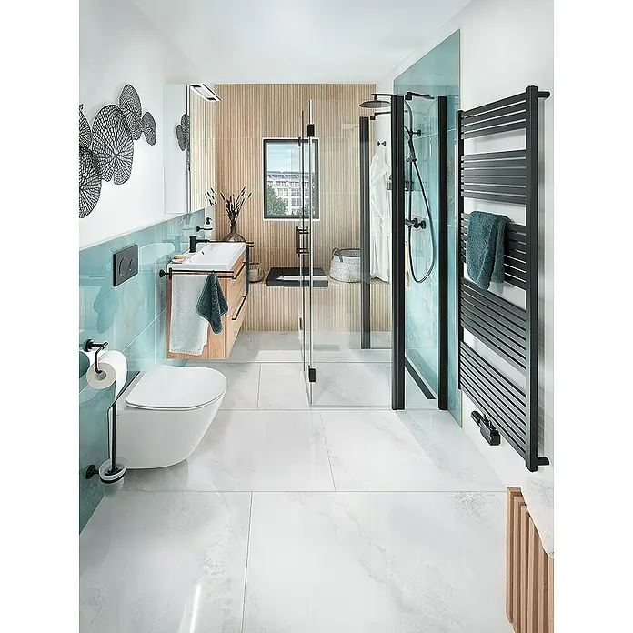 Admiral Badheizkörper Sevilla - B x H: 600 x 1.580 mm, Wärmeleistung bei Vorlauftemperatur von 75 °C (D: 50): 847 W, Schwarz - Modernes Badezimmer mit WC, Waschtischunterschrank, Dusche und schwarzem Handtuchwärmer. Elegantes Design für ein stilvolles Ambiente.