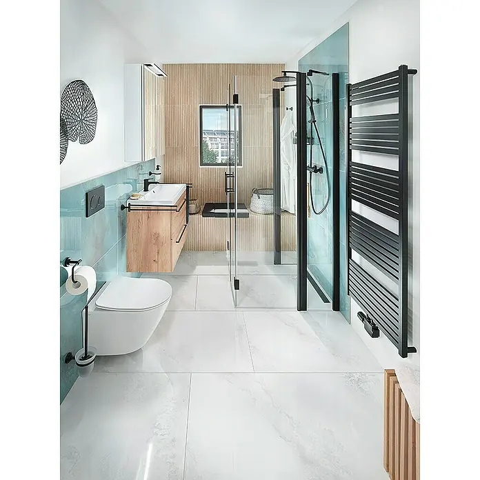 Geberit Betätigungsplatte Sigma 20 115.882.16.1 - Schwarz Matt, 2-Mengen-Spülung - Elegantes Badezimmer mit stilvollem Waschtischunterschrank aus Holz und einer modernen, schwarzen Handtuchheizung für wohlige Wärme.