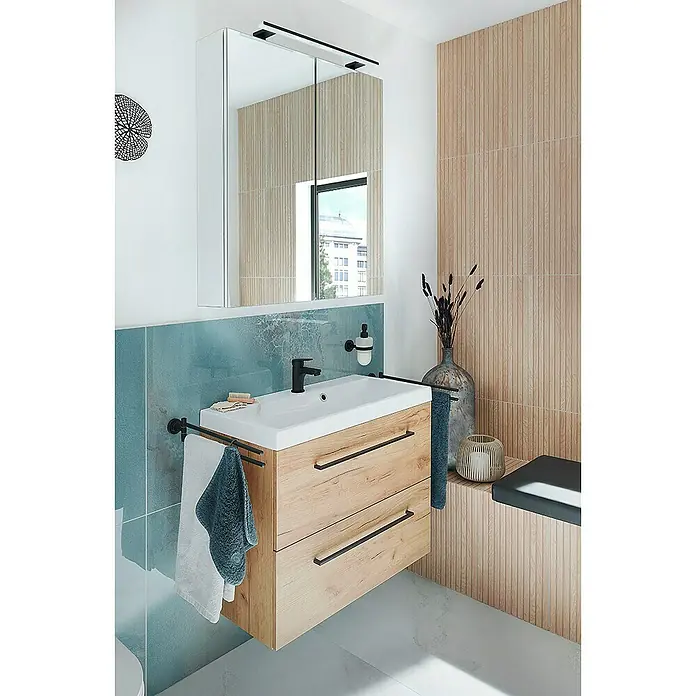 Camargue Elba WaschtischarmaturSchwarz, Matt - Modernes Badezimmer-Interieur mit Waschtischunterschrank in Holzoptik, weißem Waschbecken und Spiegelschrank.