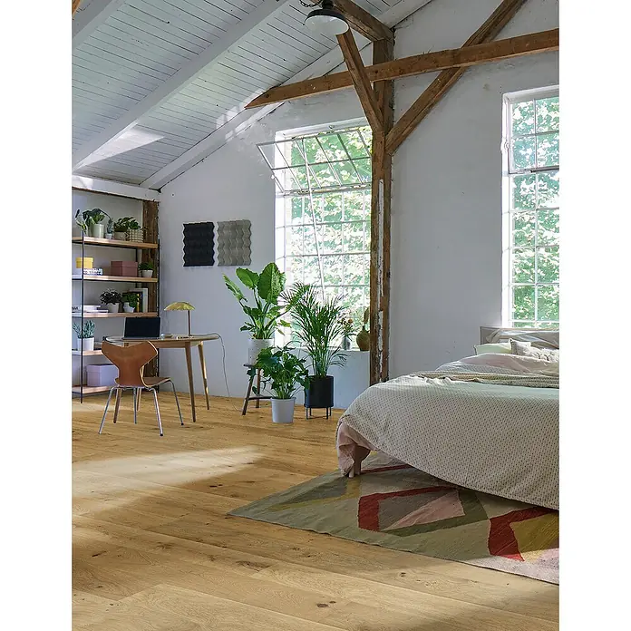 Living by Haro Parkett - Eiche gebürstet Naturöl, Landhausdiele, 1.085 x 180 x 11 mm - Helles Schlafzimmer mit Holzboden und Teppich mit geometrischen Mustern. Das Interieur ist hell und freundlich, dank des Naturholzes.