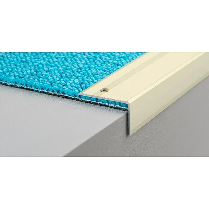 LOGOCLIC Treppenkantenprofil 293Sahara, 1 m x 40 mm x 25 mm, Montageart: Schrauben - Nahaufnahme eines Treppenkantenprofils aus Metall mit blauem Teppich auf einer Treppe.