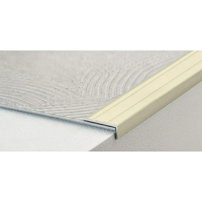 LOGOCLIC Winkelprofil 160 - Sahara, 1 m x 24,5 mm x 10 mm, Montageart: Kleben - Nahaufnahme einer Treppenkante aus hellem Aluminium, die für einen sicheren Übergang von Fliesen zu einer darunterliegenden Oberfläche sorgt.