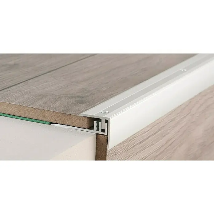 LOGOCLIC Treppenkantenprofil 229 - Silber, 1 m x 27,7 mm x 27 mm, Montageart: Schrauben - Detailaufnahme einer silbernen Treppenkantenprofil, das auf Laminatboden montiert ist. Das Profil schützt die Kante und sorgt für einen sauberen Übergang.