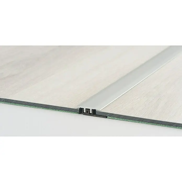 LOGOCLIC Übergangsprofil 322 - Silber, 0,9 m x 27 mm, Montageart: Stecken - Das Bild zeigt ein elegantes Bodenprofil in Silber, das zwei helle Bodenbeläge nahtlos miteinander verbindet.