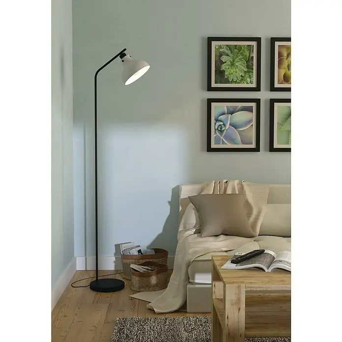 Eglo Matlock Lámpara de pie - 40 W, Altura: 158 cm, Gris, E27 - Elegante lámpara de pie con cabeza ajustable y estructura negra estilizada junto a un sofá acogedor con cojines decorativos y mesa auxiliar.