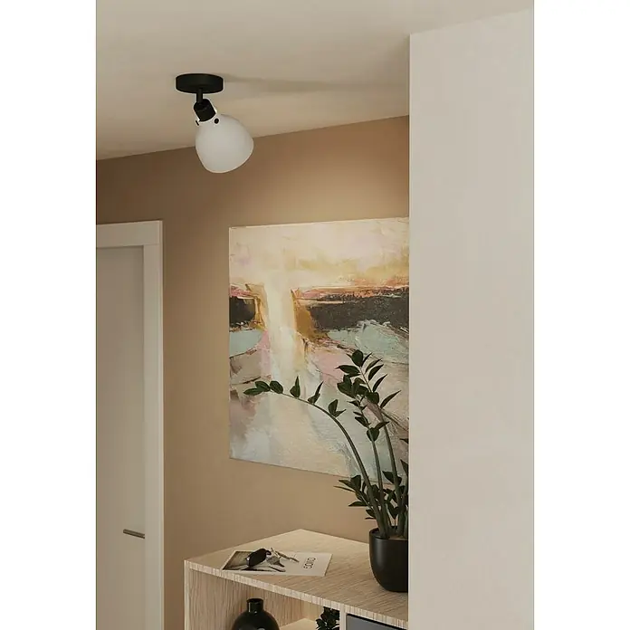 Eglo Matlock Aplique de pared - 40 W, L x An x Al: 24,5 x 14,5 x 22,5 cm, Gris, E27 - Primer plano de una lámpara de techo moderna con foco ajustable, que muestra una elegante luminaria en un espacio contemporáneo.