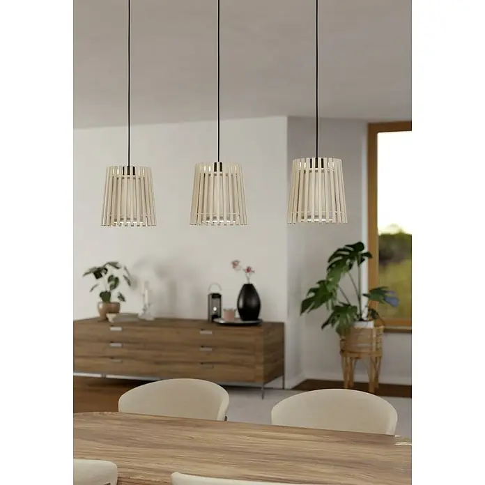 Eglo Fattoria Lámpara colgante - 25 W, L x An x Al: 90 x 20 x 110 cm, Marrón claro, E27 - Tres lámparas colgantes modernas con pantallas de madera cuelgan sobre una mesa de madera, dando un ambiente cálido y natural al espacio.
