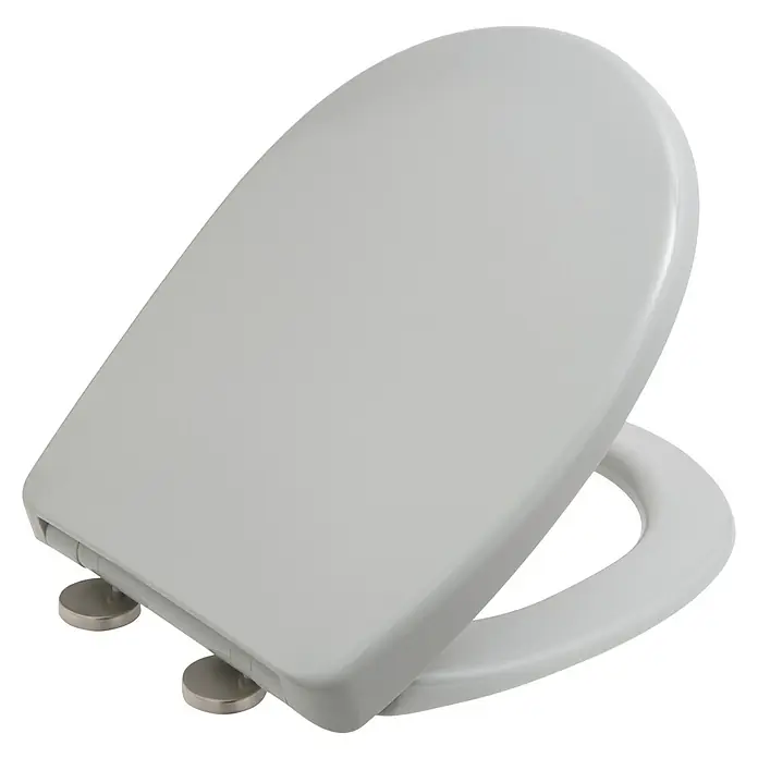 Bemis WC-Sitz Classic - Duroplast, Hellgrau, Mit Absenkautomatik - Nahaufnahme eines Toilettensitzes aus Keramik in hellgrauer Farbe, der auf einem schwarzen Hintergrund präsentiert wird.