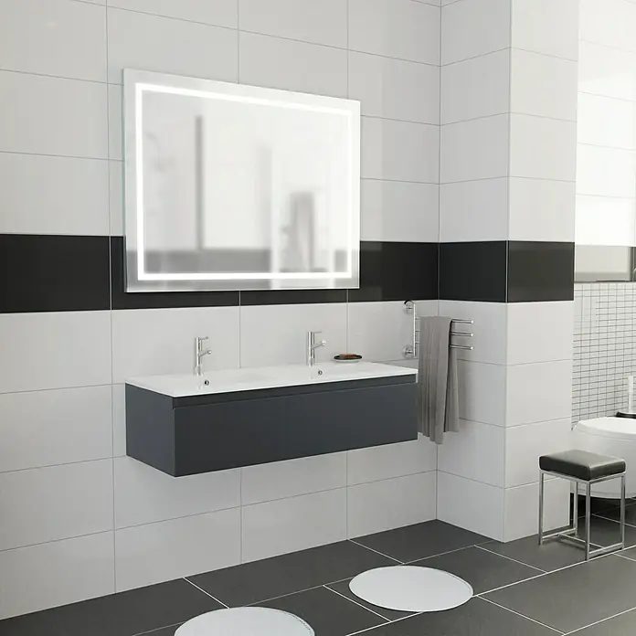 Camargue Espacio Badmöbel-Set K14 - 120 cm, Gama anthrazit matt - Ein modernes Badezimmer mit einem beleuchteten Spiegel über einem grauen Waschtisch, ergänzt durch schwarze und weiße Fliesen.